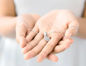 the-best-necklaces-for-your-girlfriend-813911